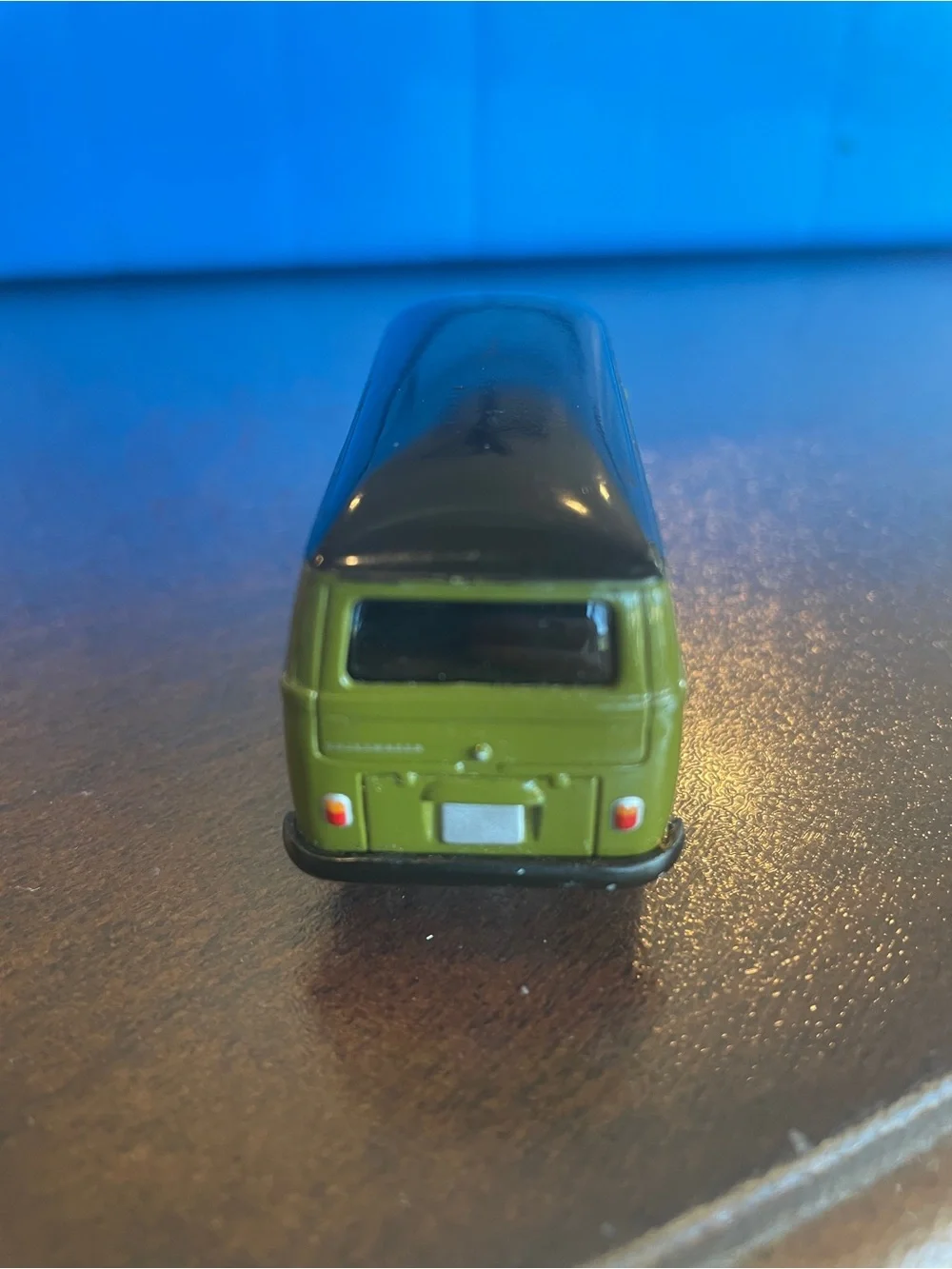 Johnny Lightning 1965 Volkswagen type 2 Van . ARMY Green and black